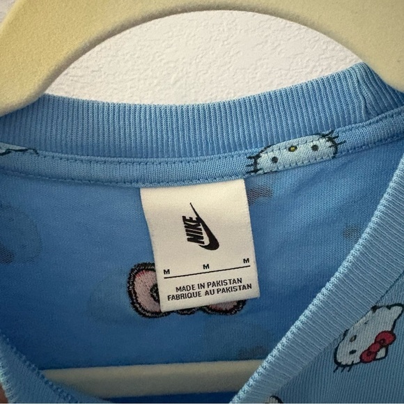 NIKE x HELLO KITTY sz M Tshirt AOP University Blue Short Sleeve DR5519 - Picture 3 of 9